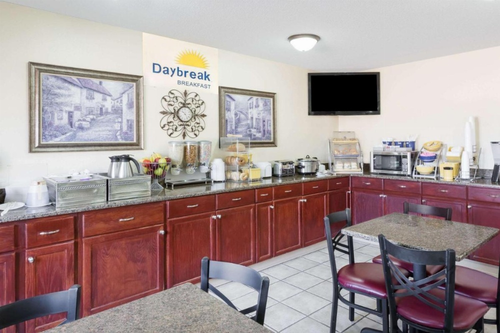 Days Inn & Suites by Wyndham Des Moines Airport Image 17