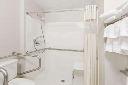 Days Inn & Suites by Wyndham Des Moines Airport image 18