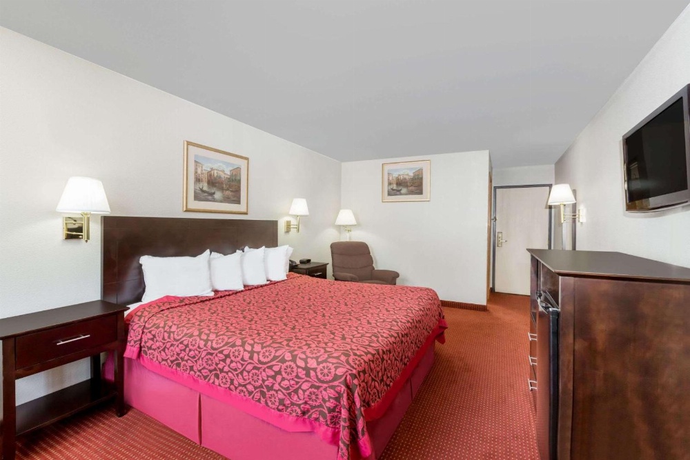 Days Inn & Suites by Wyndham Des Moines Airport Main image