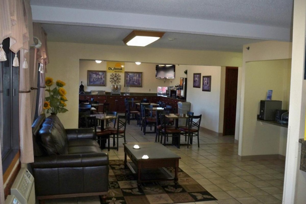 Days Inn & Suites by Wyndham Des Moines Airport Image 23