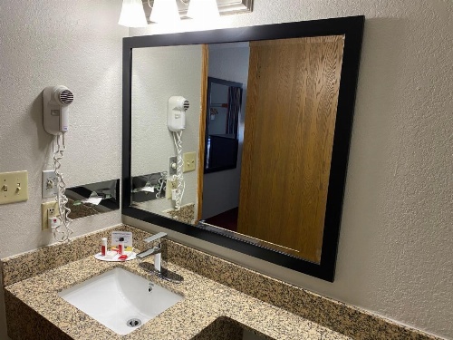 Days Inn & Suites by Wyndham Des Moines Airport image 28