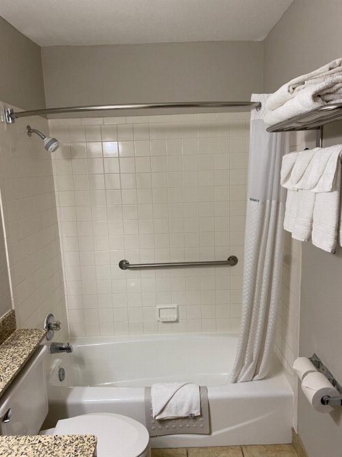 Days Inn & Suites by Wyndham Des Moines Airport image 29