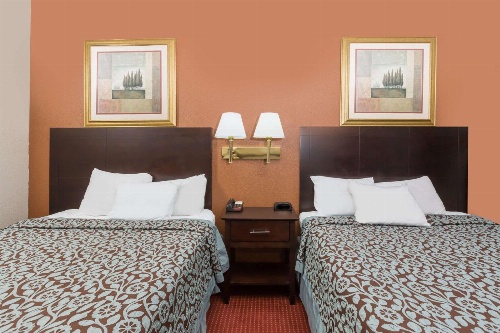 Days Inn & Suites by Wyndham Des Moines Airport image 3