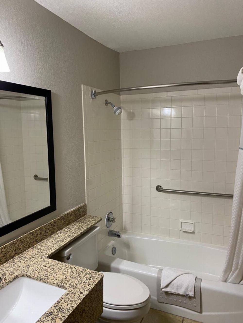 Days Inn & Suites by Wyndham Des Moines Airport Image 30