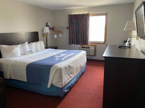 Days Inn & Suites by Wyndham Des Moines Airport image 31