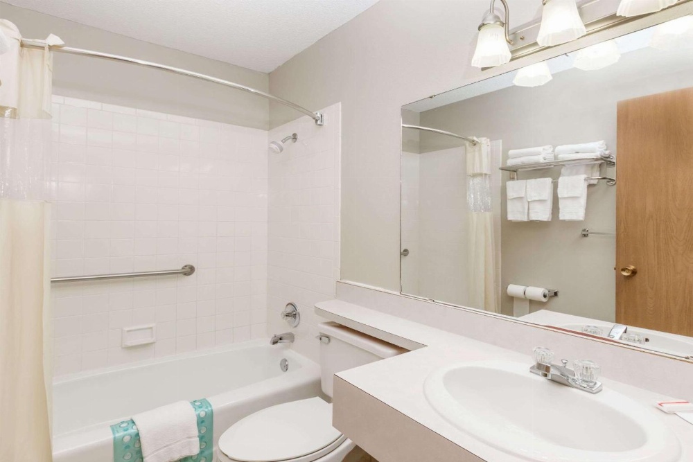 Days Inn & Suites by Wyndham Des Moines Airport Days Inn & Suites by Wyndham Des Moines Airport