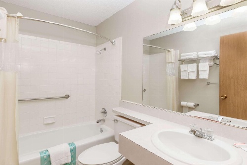 Days Inn & Suites by Wyndham Des Moines Airport image 4