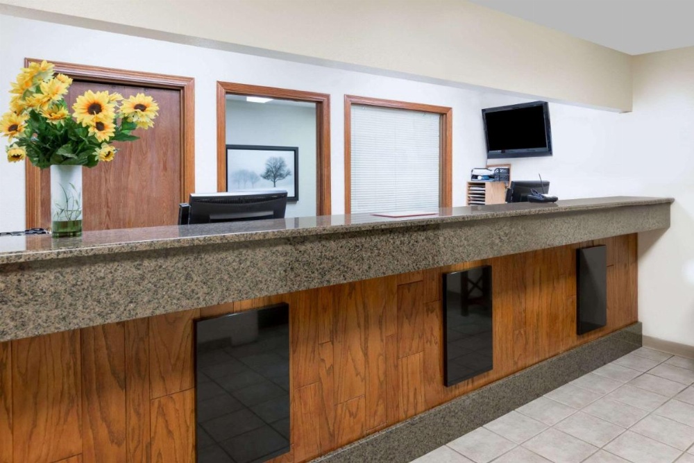 Days Inn & Suites by Wyndham Des Moines Airport Image 47