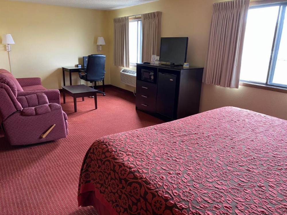 Days Inn & Suites by Wyndham Des Moines Airport